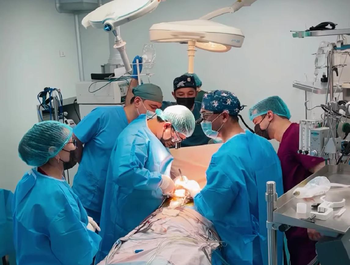  Операции хирургов American Hospital