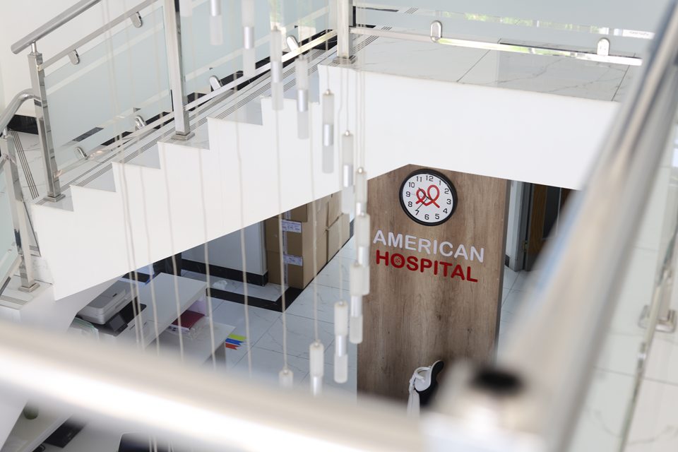 Холл — вид со второго этажа — American Hospital